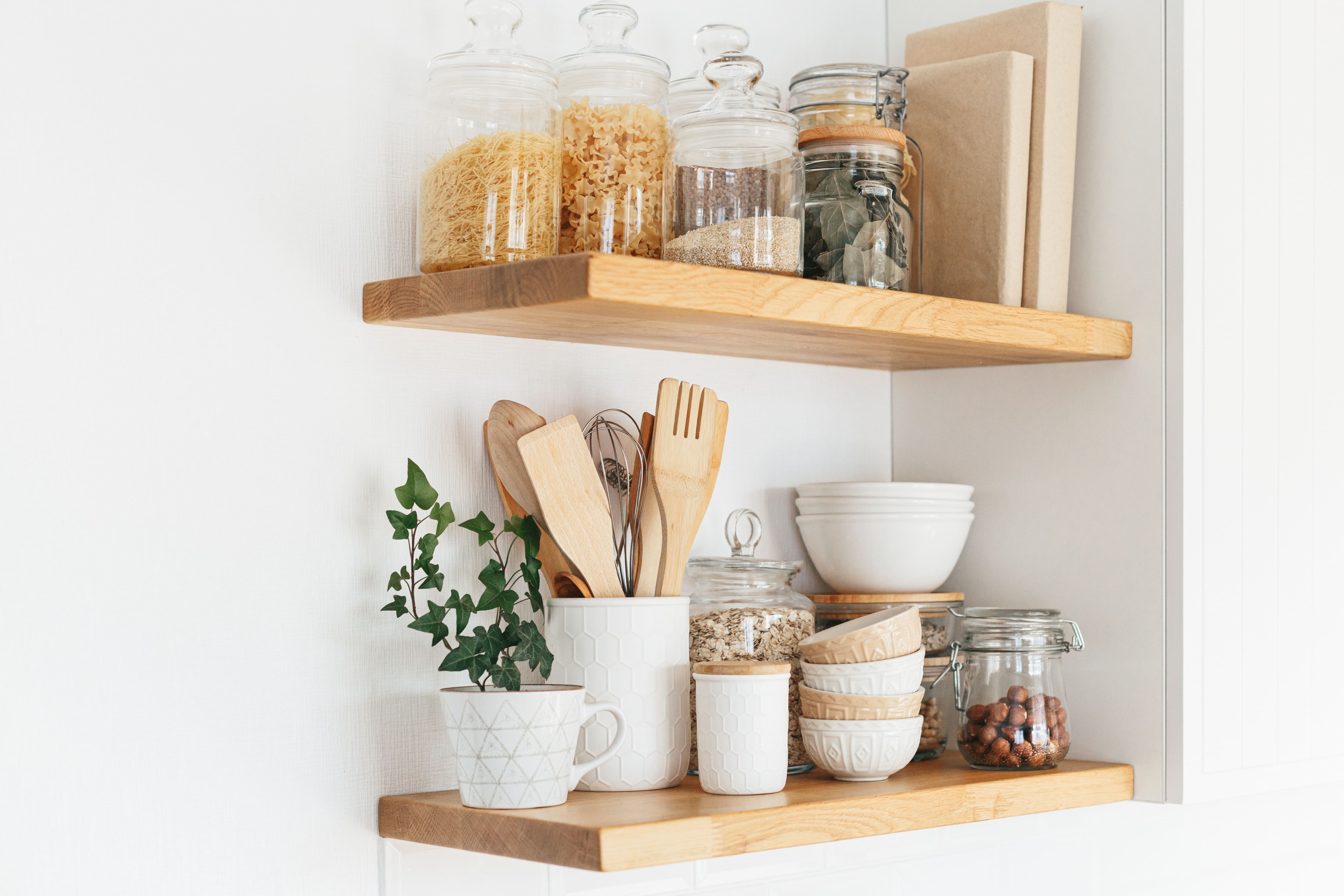 15 consejos para decorar las estanterías y baldas de la cocina